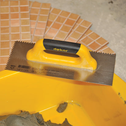 Gletieră zimțată, cu dinți triunghiulari și mâner din plastic