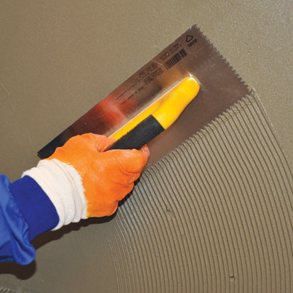 Gletieră zimțată, cu dinți triunghiulari și mâner din plastic