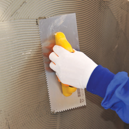 Gletieră zimțată, cu dinți triunghiulari și mâner din plastic