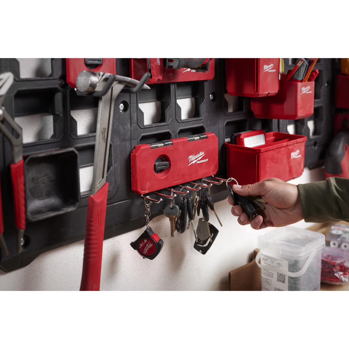 Milwaukee PACKOUT, depozitare pe un rând de cârlige 4932493384