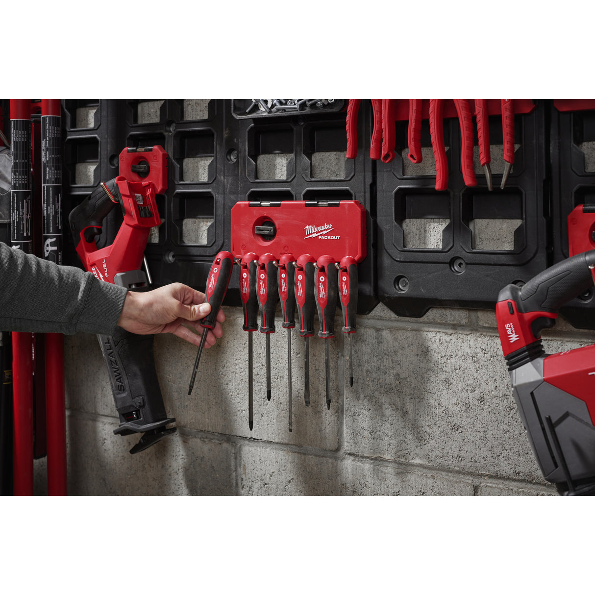 Milwaukee PACKOUT, depozitare pe un rând de cârlige 4932493384