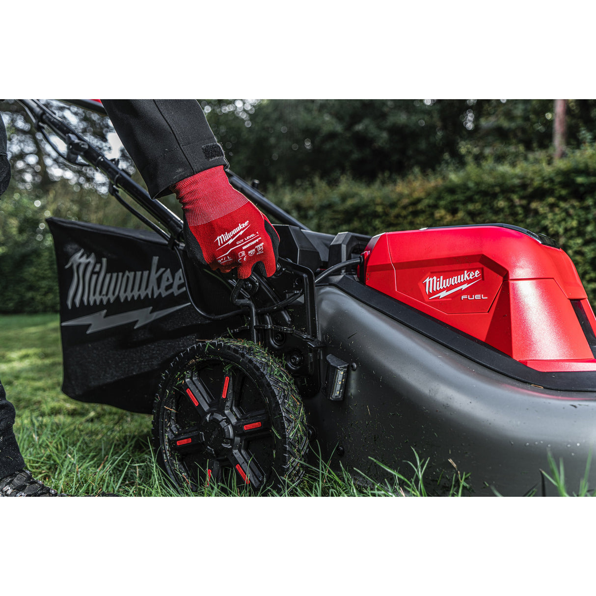 Mașină de tuns gazonul autopropulsată 53 cm M18 FUEL™ Milwaukee
