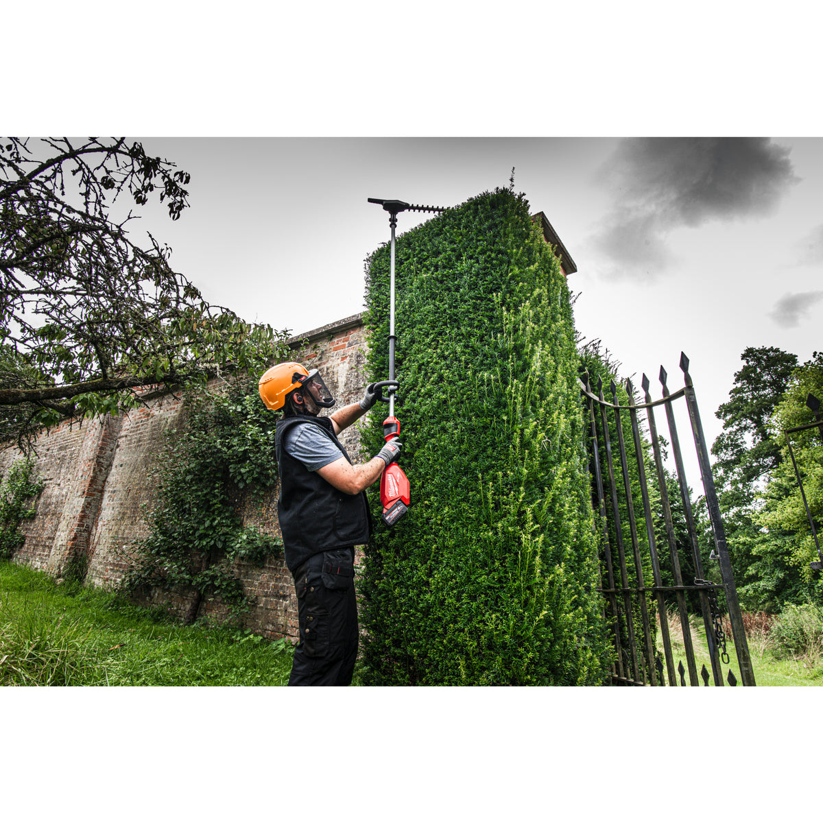 Milwaukee M18 FHETE22-0 Trimmer pentru gard viu cu tijă extinsă M18 FUEL™ 216 cm 4933498515