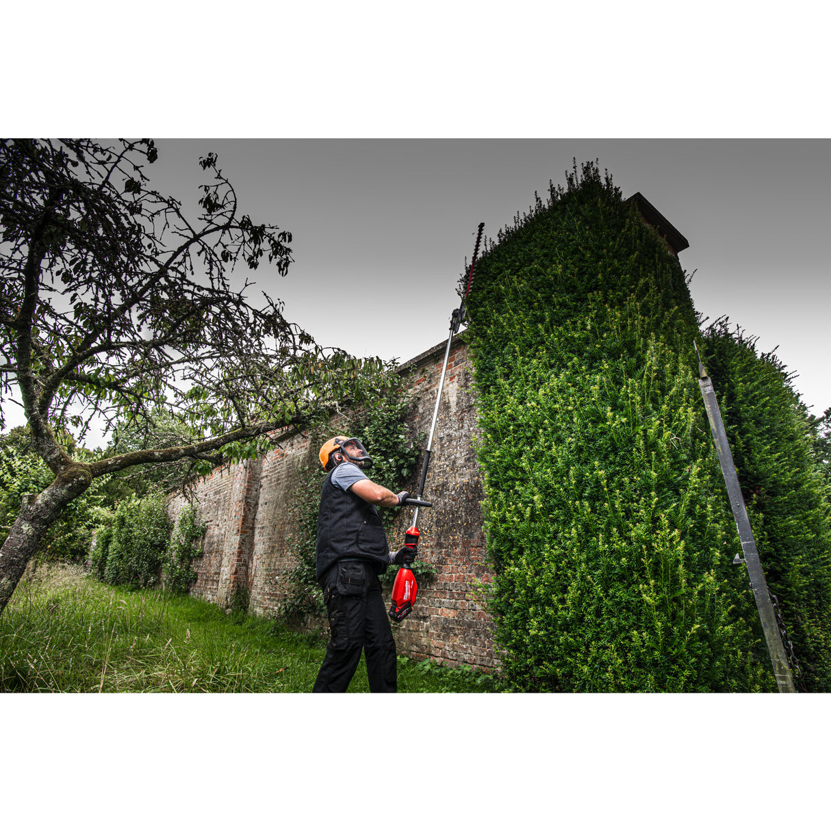 Milwaukee M18 FHETE27-0 Trimmer pentru gard viu cu tijă extinsă M18 FUEL™ 267 cm 4933492910