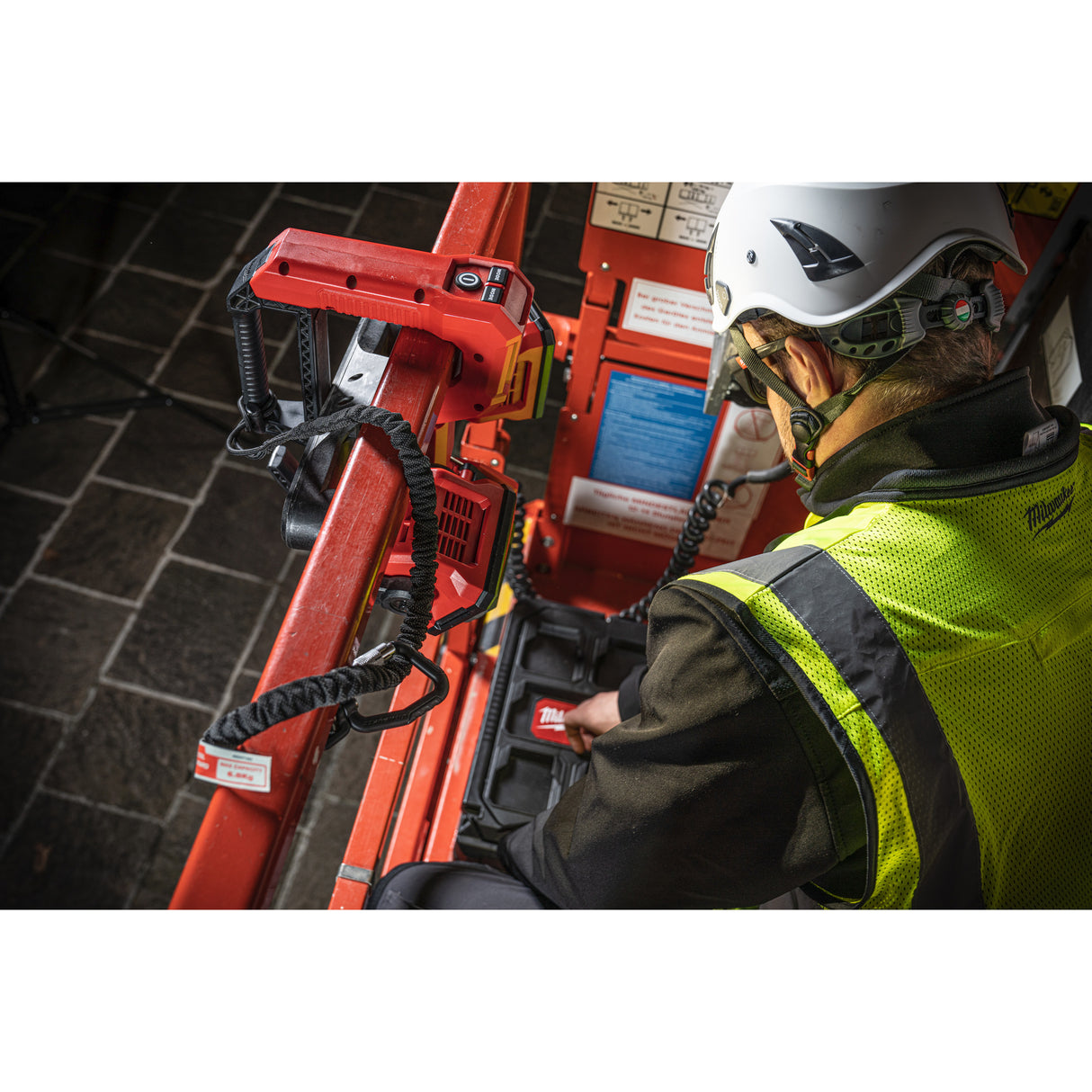 Milwaukee M18ubl-0 proiector led utilitar   4933459433