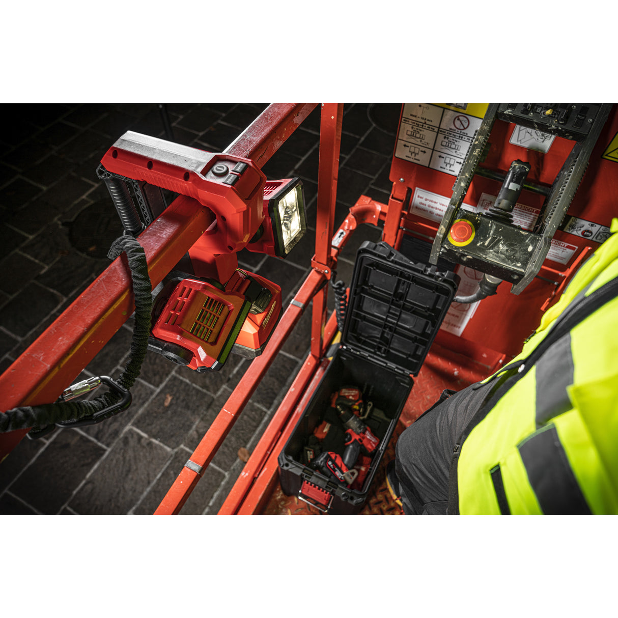 Milwaukee M18ubl-0 proiector led utilitar   4933459433