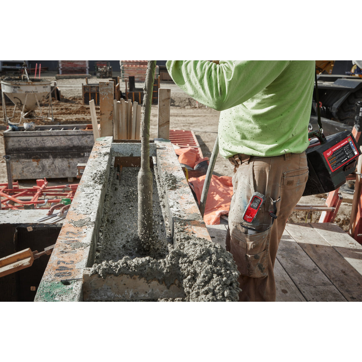 MXF CVBCKIT Vibrator de beton MX FUEL™ cu servietă Milwaukee