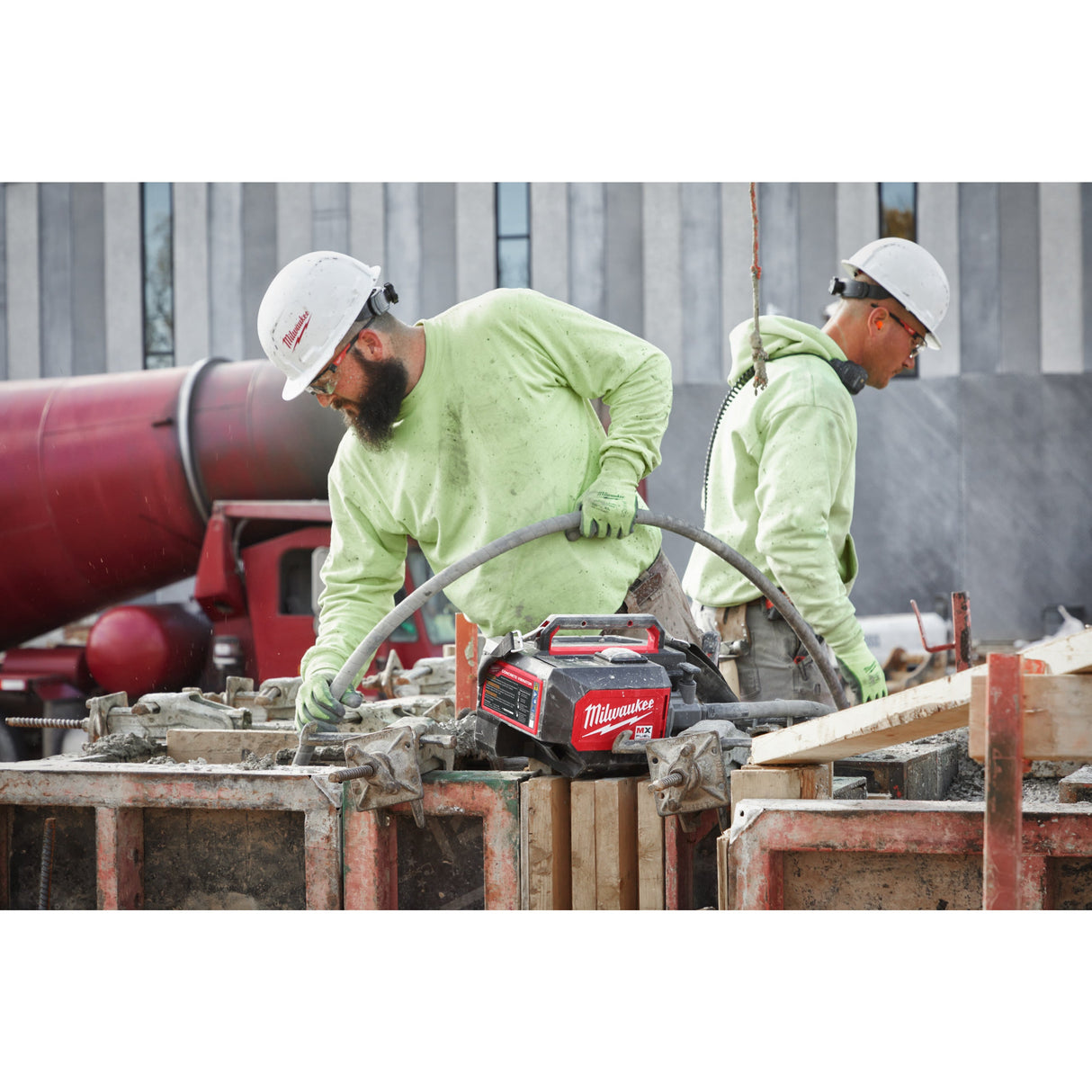 MXF CVBCKIT Vibrator de beton MX FUEL™ cu servietă Milwaukee