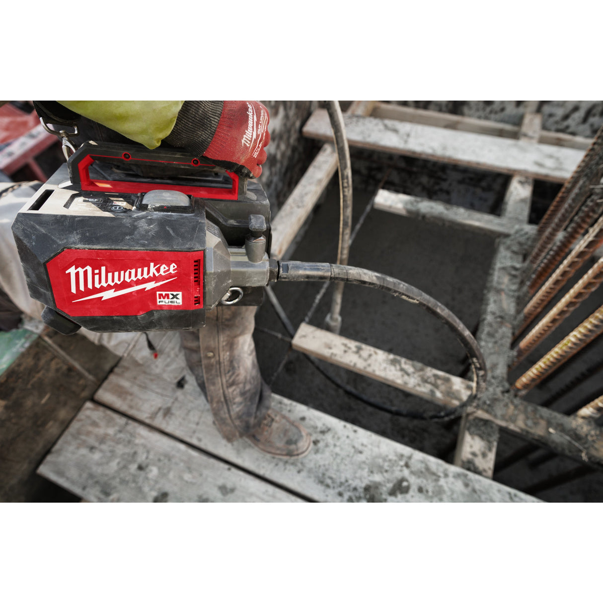 MXF CVBCKIT Vibrator de beton MX FUEL™ cu servietă Milwaukee