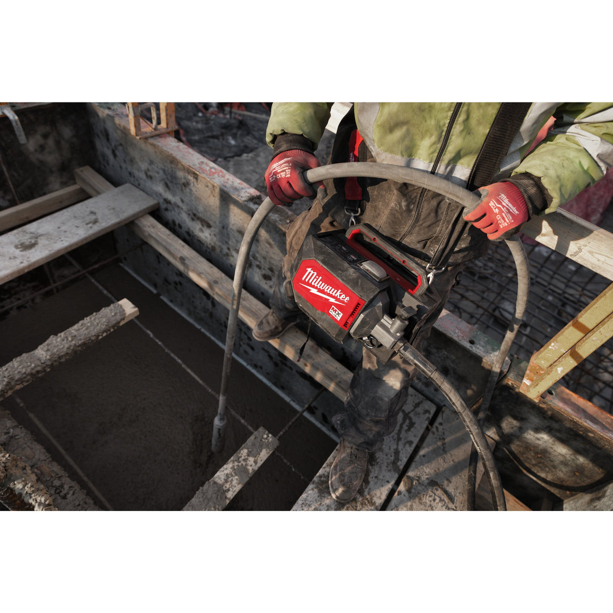 MXF CVBCKIT Vibrator de beton MX FUEL™ cu servietă Milwaukee