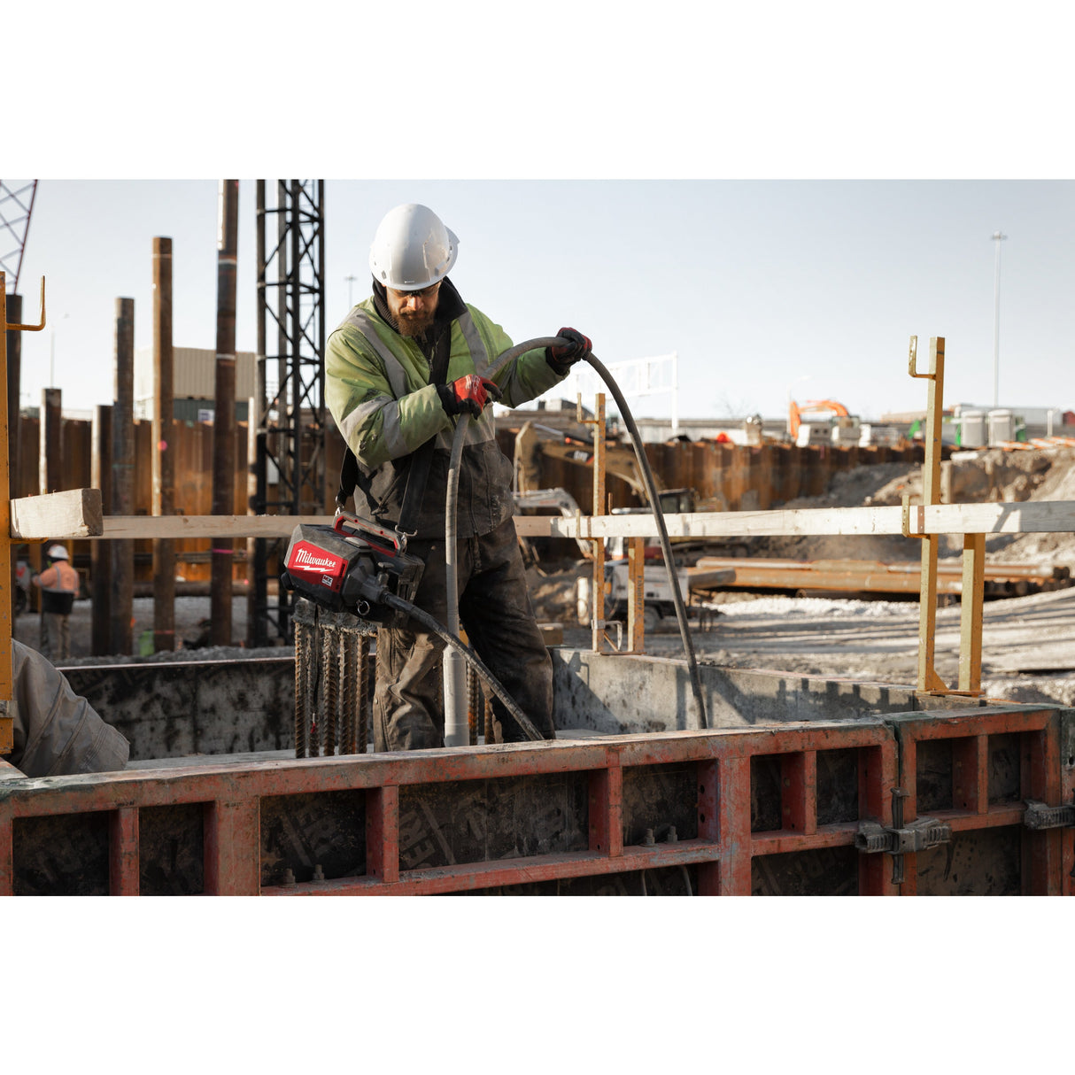 MXF CVBCKIT Vibrator de beton MX FUEL™ cu servietă Milwaukee