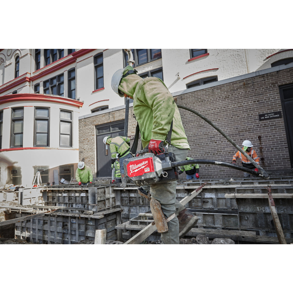 MXF CVBCKIT Vibrator de beton MX FUEL™ cu servietă Milwaukee