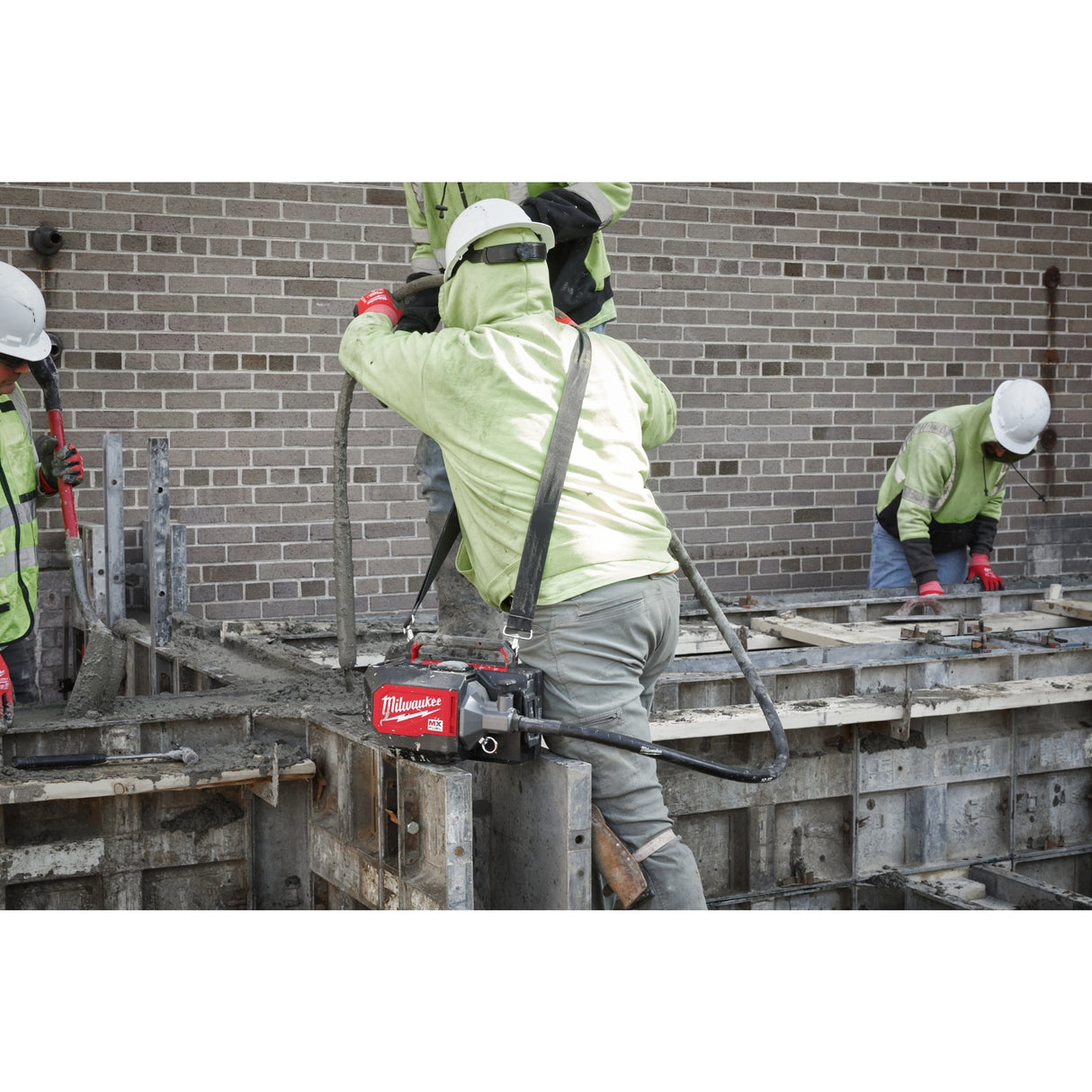 MXF CVBCKIT Vibrator de beton MX FUEL™ cu servietă Milwaukee