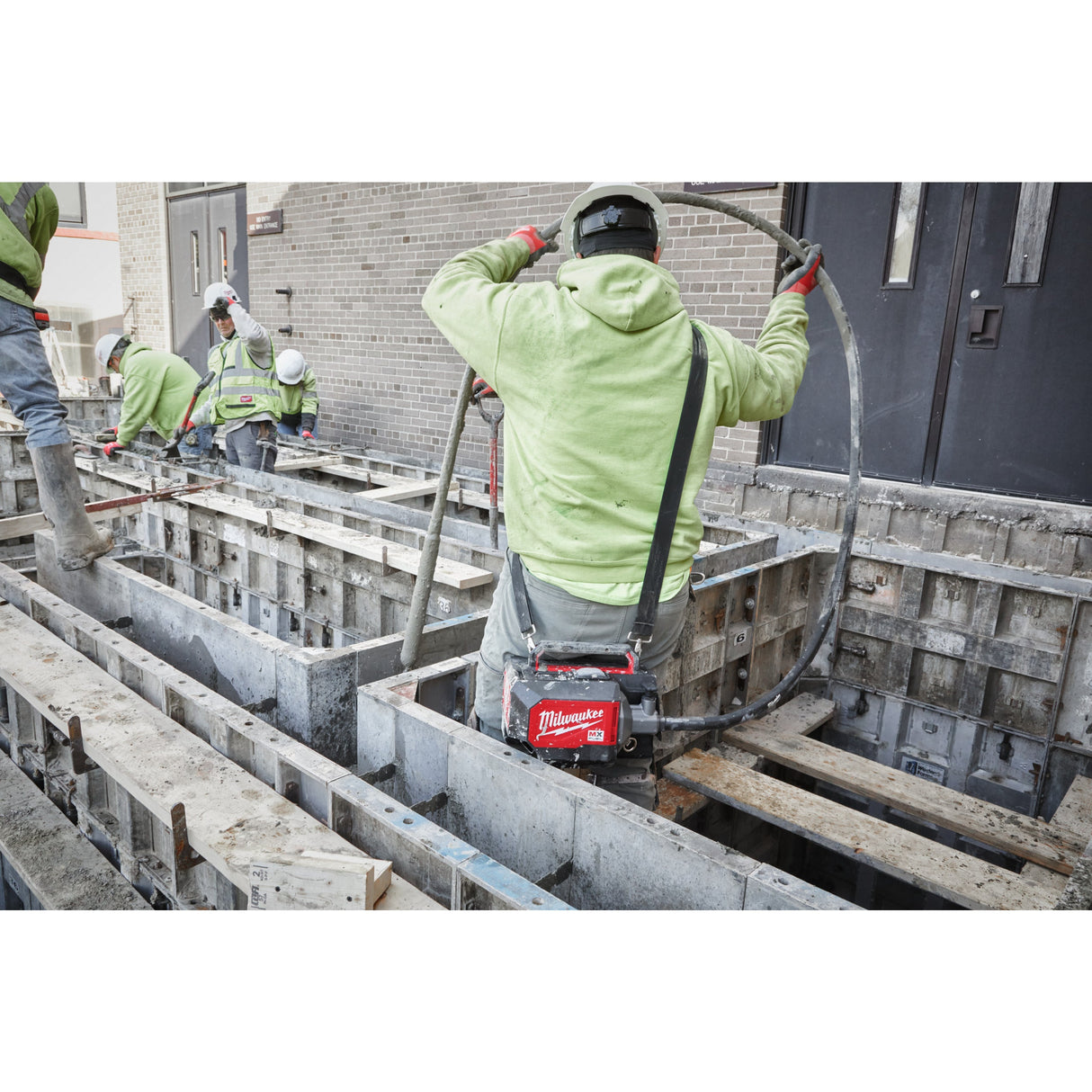 MXF CVBCKIT Vibrator de beton MX FUEL™ cu servietă Milwaukee