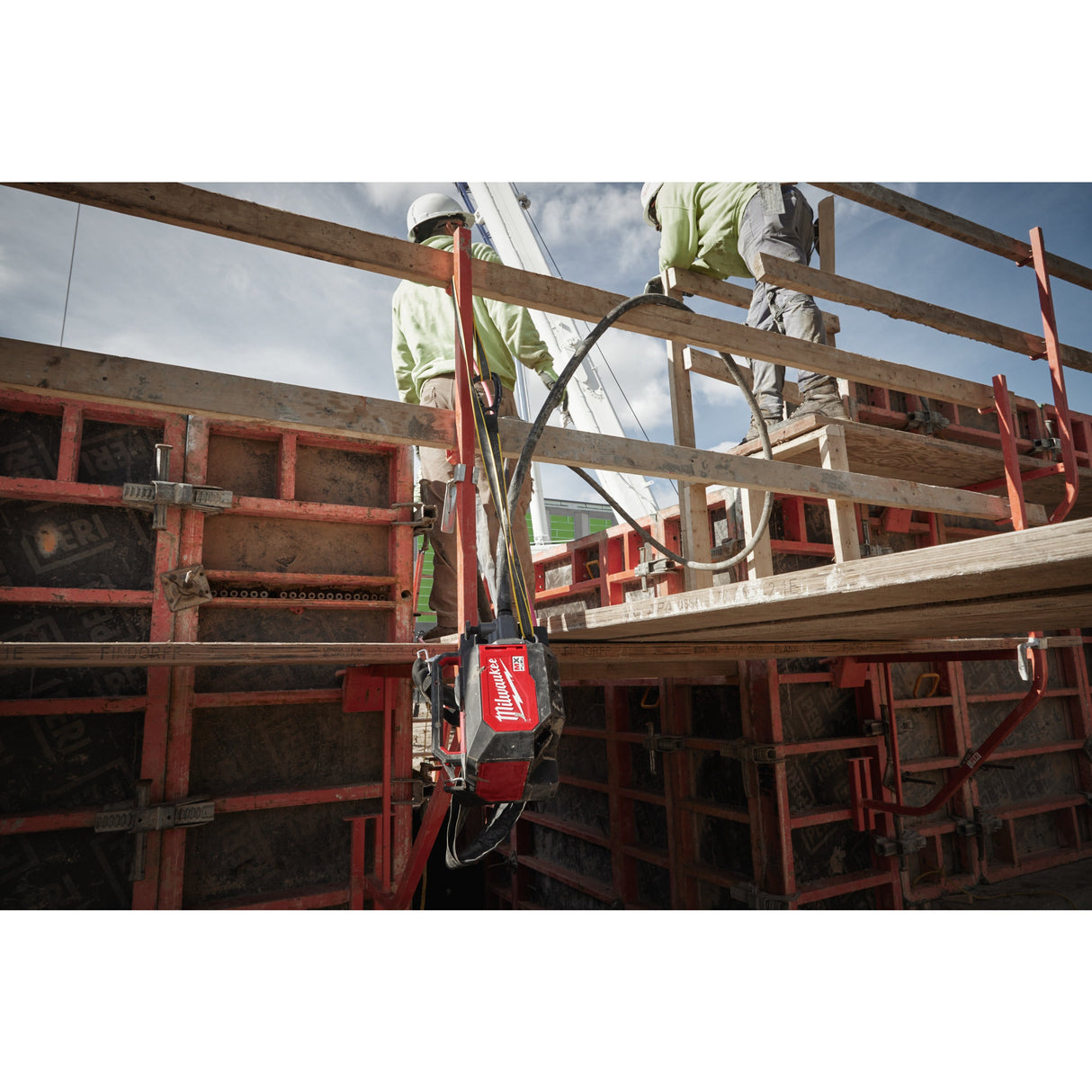 MXF CVBCKIT Vibrator de beton MX FUEL™ cu servietă Milwaukee