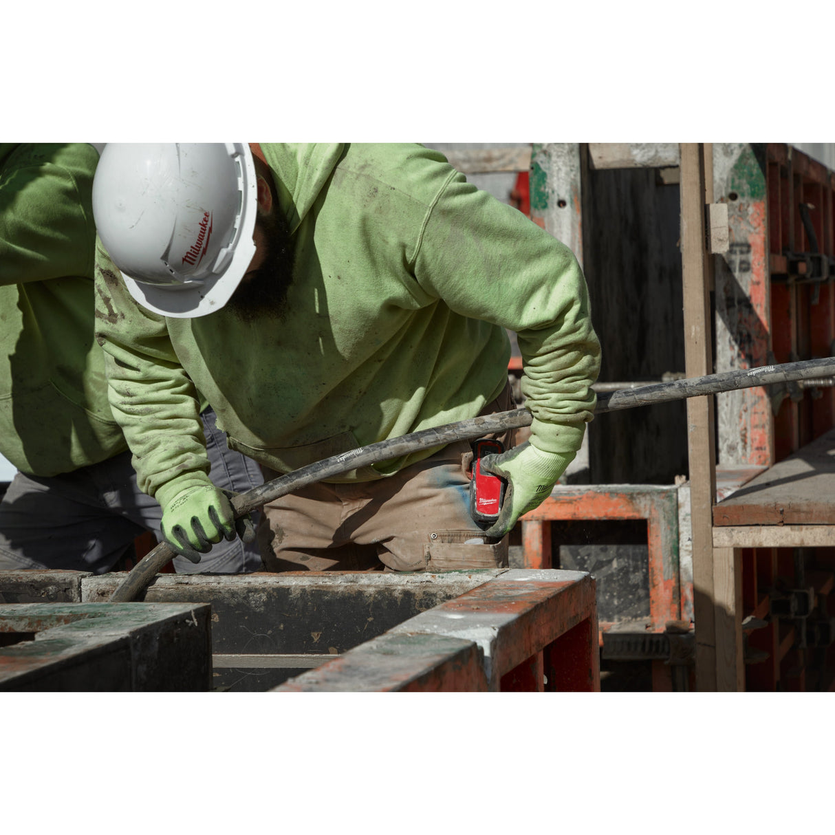 MXF CVBCKIT Vibrator de beton MX FUEL™ cu servietă Milwaukee