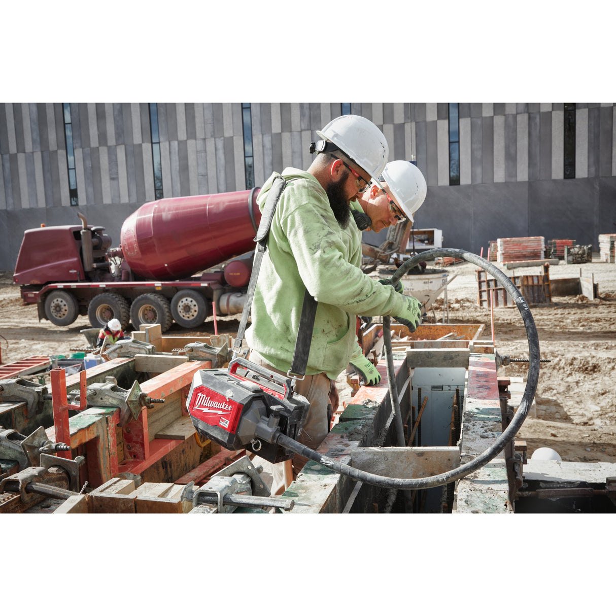 MXF CVBCKIT Vibrator de beton MX FUEL™ cu servietă Milwaukee