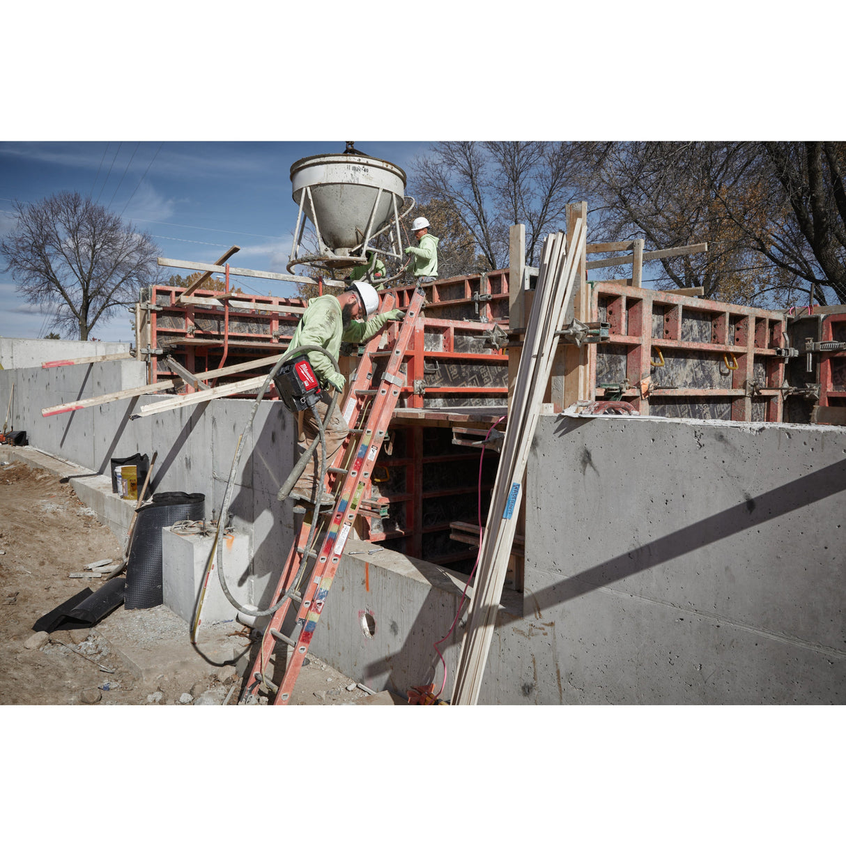 MXF CVBCKIT Vibrator de beton MX FUEL™ cu servietă Milwaukee
