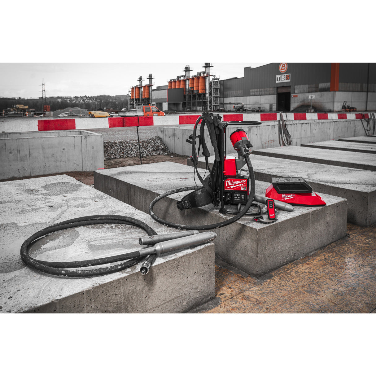 MXF CVBPKIT Vibrator de beton MX FUEL™ cu rucsac Milwaukee