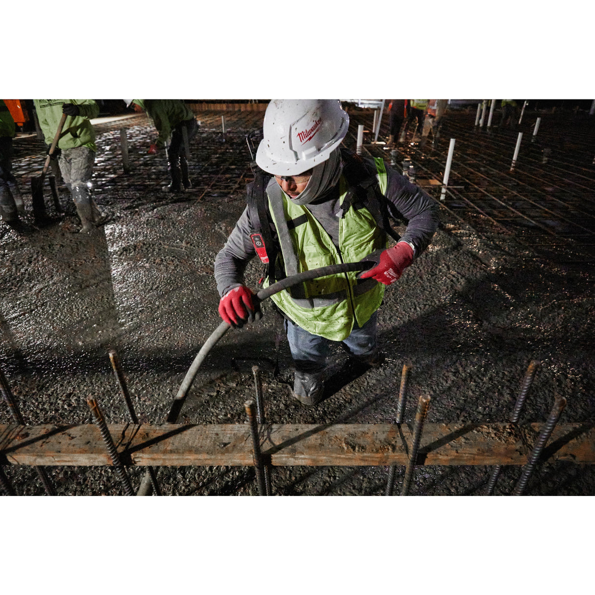 MXF CVBPKIT Vibrator de beton MX FUEL™ cu rucsac Milwaukee