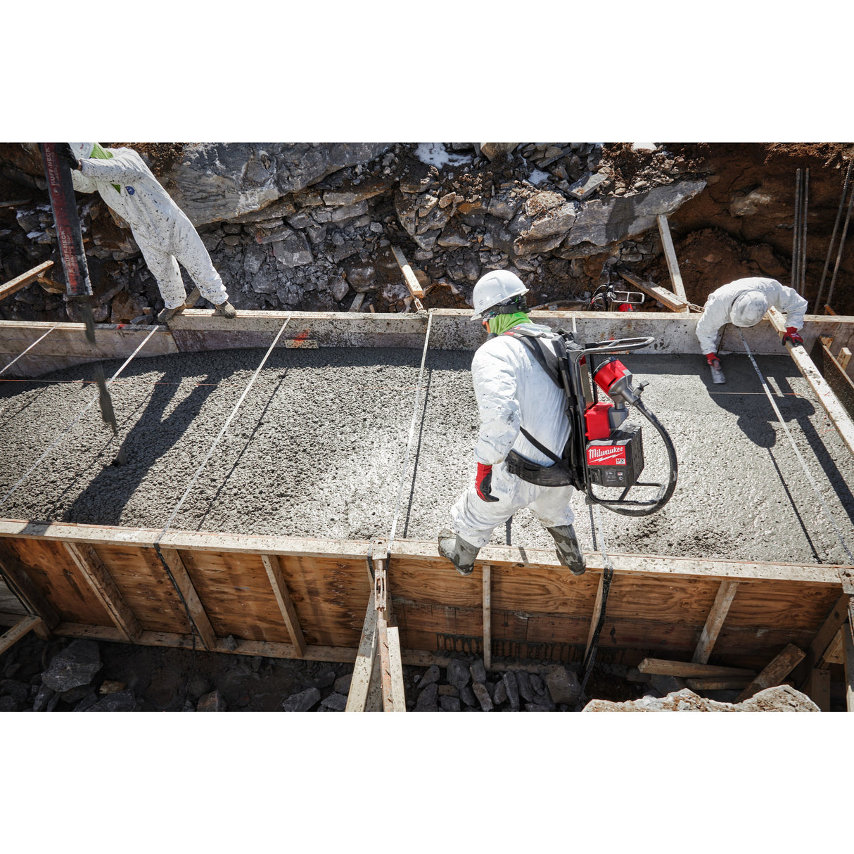 MXF CVBPKIT Vibrator de beton MX FUEL™ cu rucsac Milwaukee