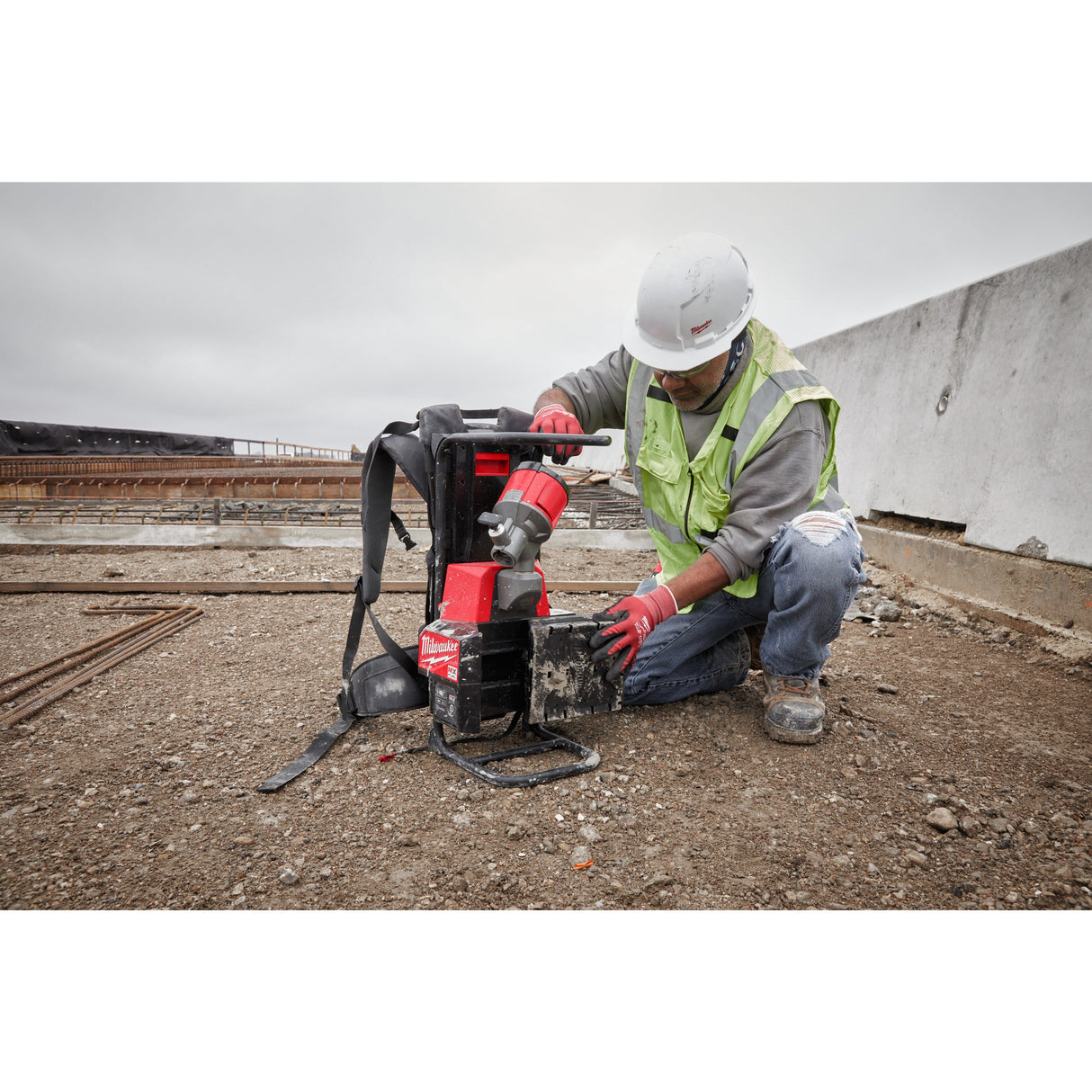MXF CVBPKIT Vibrator de beton MX FUEL™ cu rucsac Milwaukee