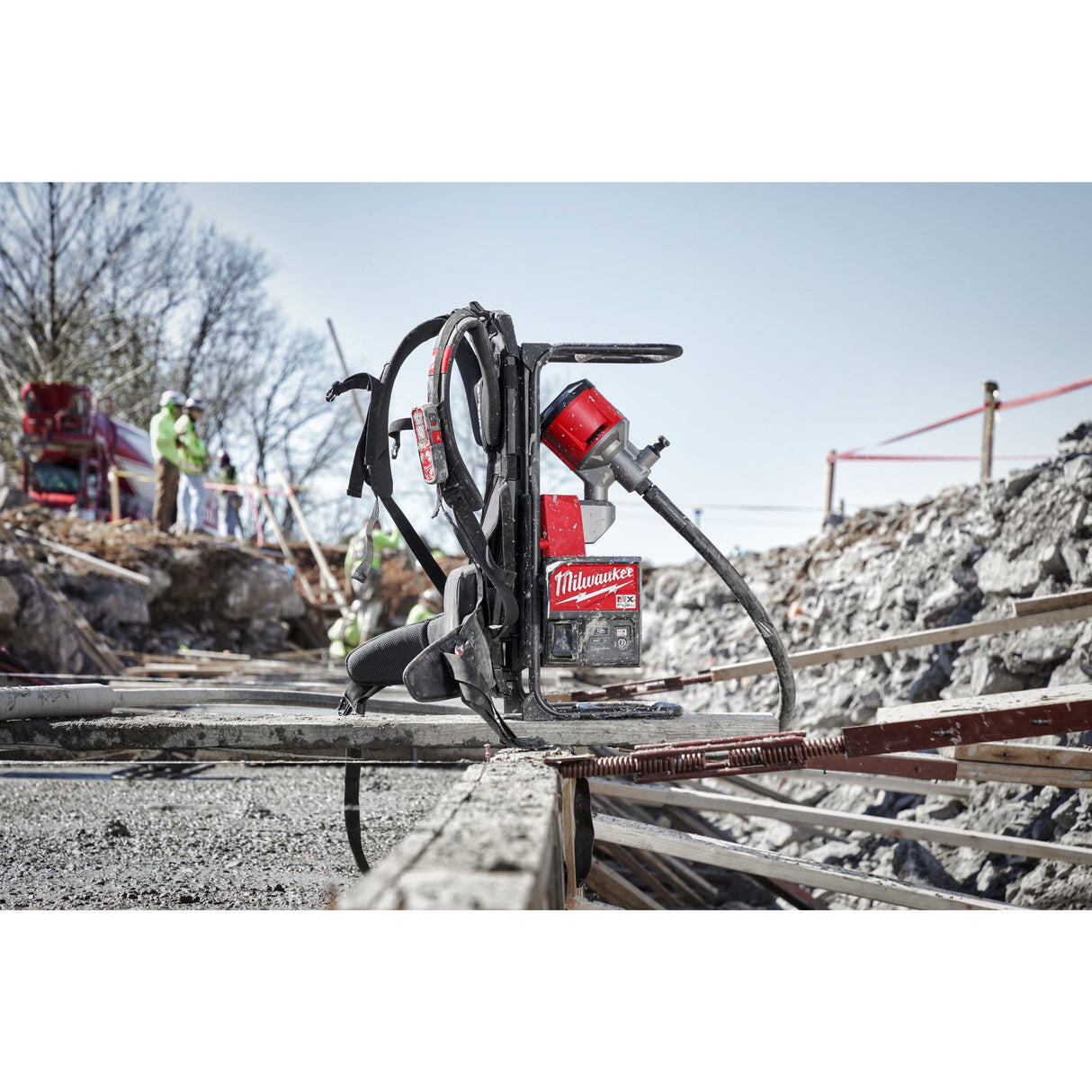 MXF CVBPKIT Vibrator de beton MX FUEL™ cu rucsac Milwaukee