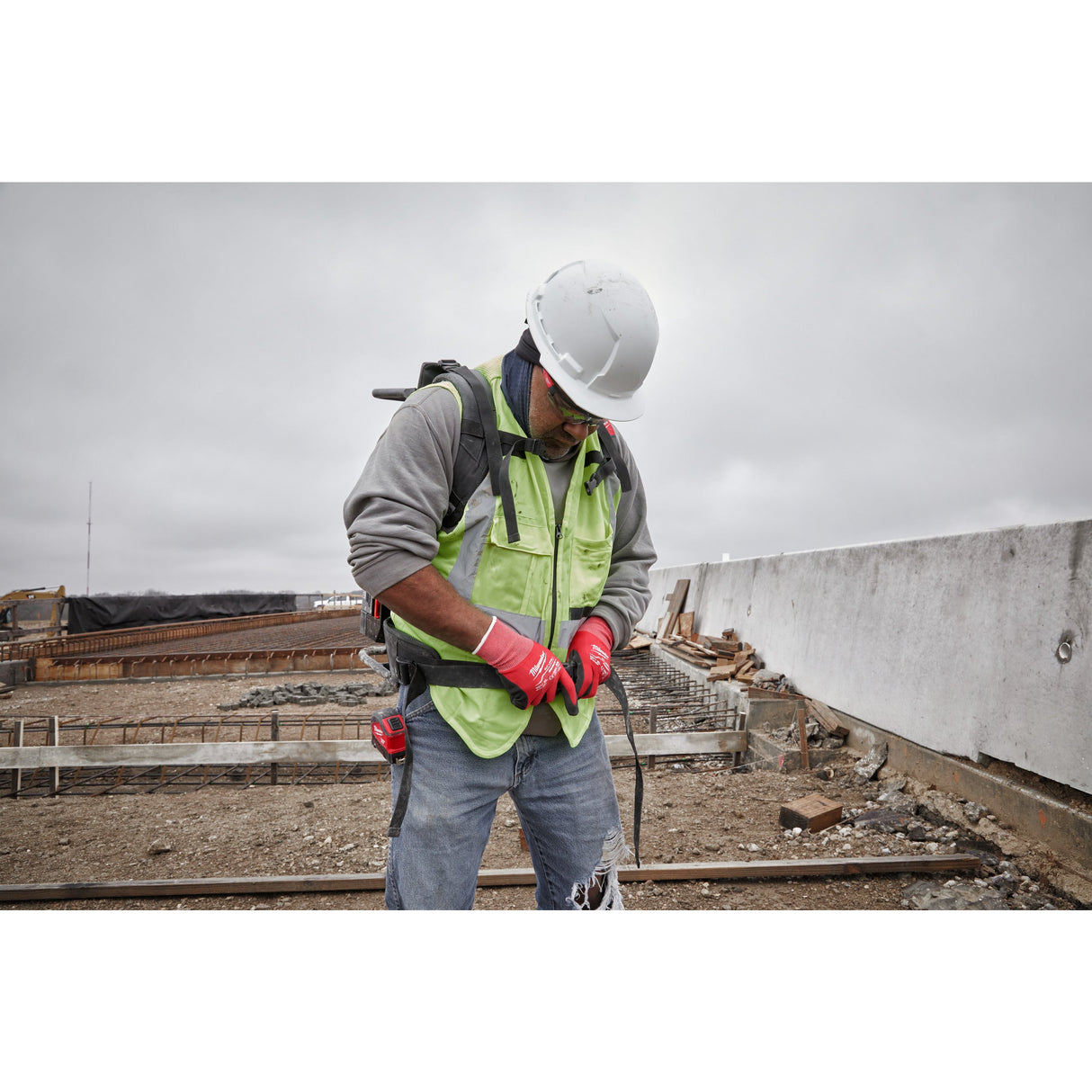 MXF CVBPKIT Vibrator de beton MX FUEL™ cu rucsac Milwaukee