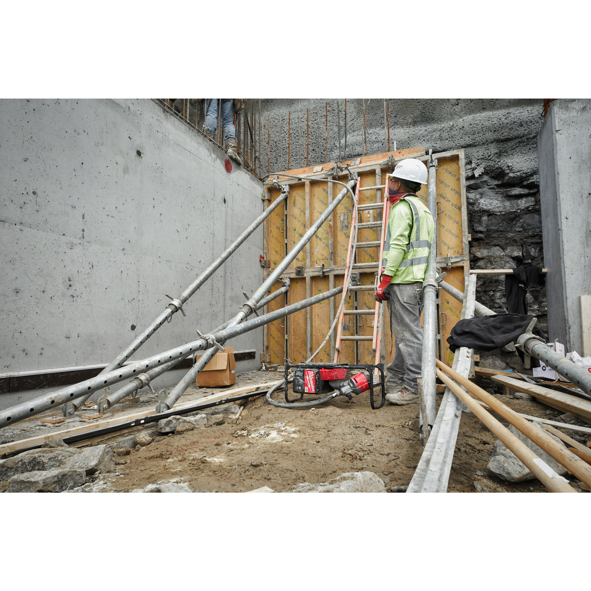 MXF CVBPKIT Vibrator de beton MX FUEL™ cu rucsac Milwaukee