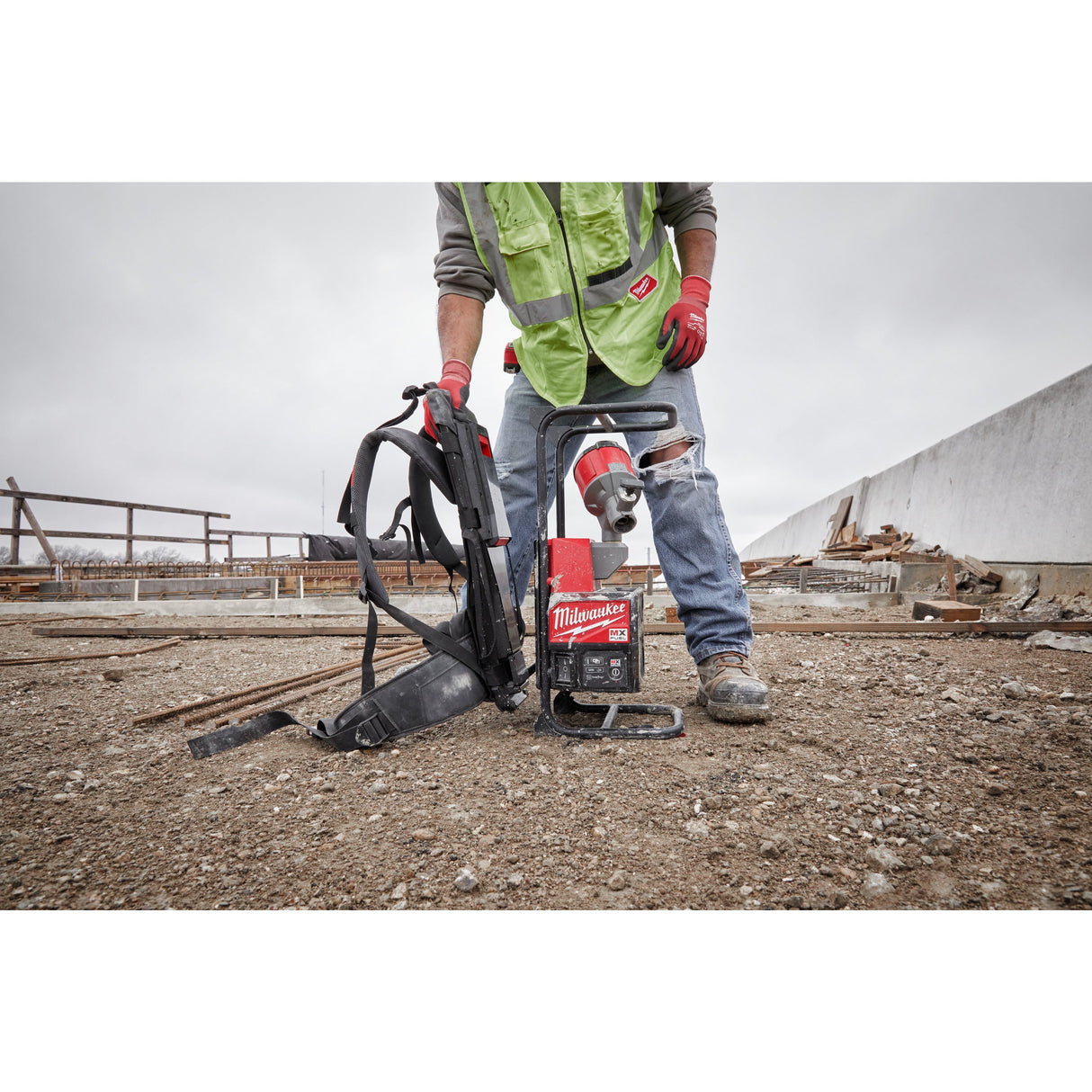 MXF CVBPKIT Vibrator de beton MX FUEL™ cu rucsac Milwaukee