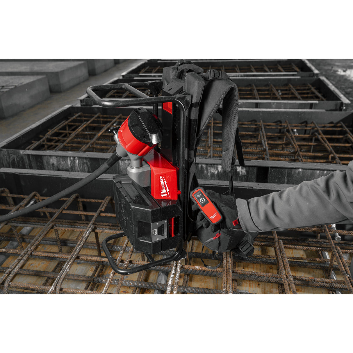 MXF CVBPKIT Vibrator de beton MX FUEL™ cu rucsac Milwaukee