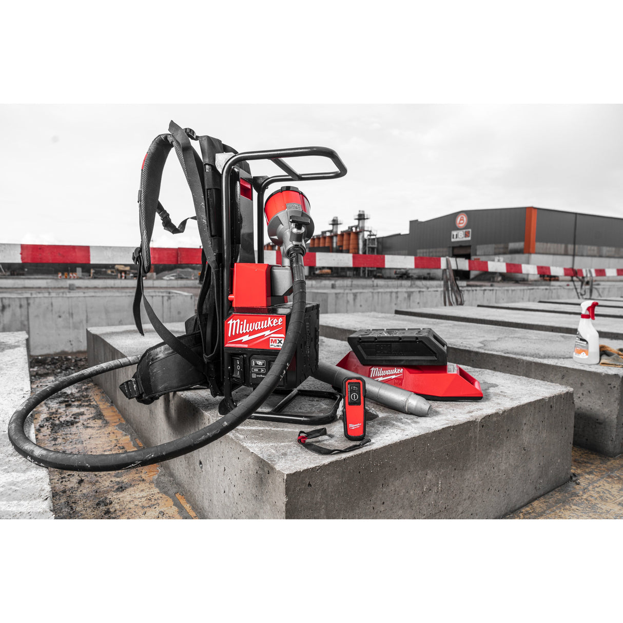 MXF CVBPKIT Vibrator de beton MX FUEL™ cu rucsac Milwaukee