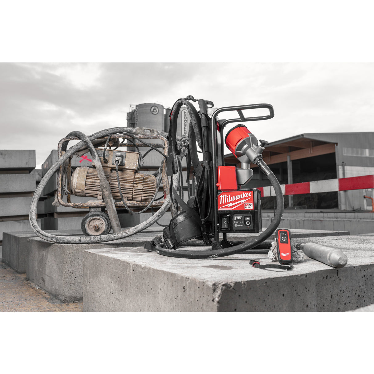 MXF CVBPKIT Vibrator de beton MX FUEL™ cu rucsac Milwaukee