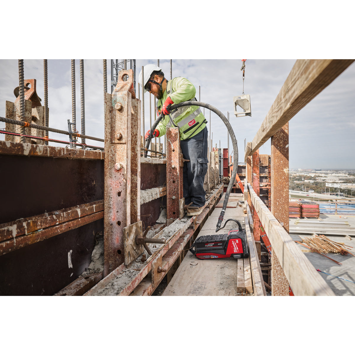 Vibrator de beton MX FUEL™ de înaltă frecvență Milwaukee