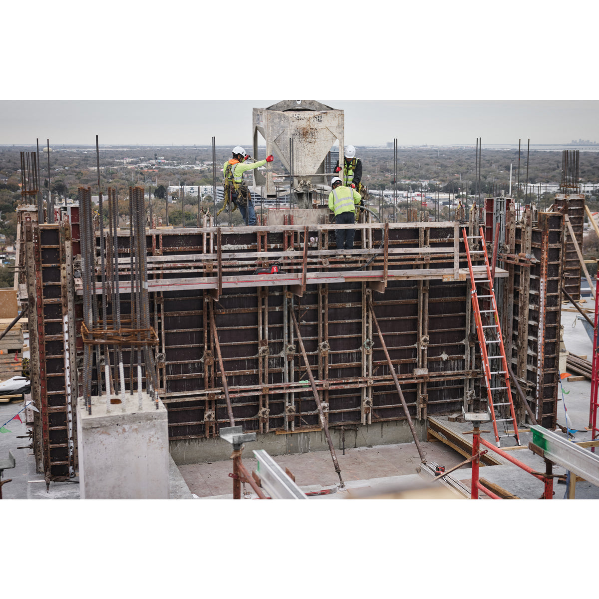 Vibrator de beton MX FUEL™ de înaltă frecvență Milwaukee