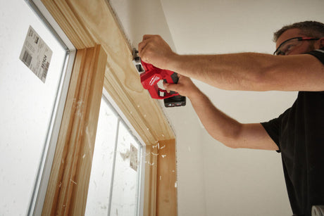 mester utilizand un slefuitor electric pentru finisare