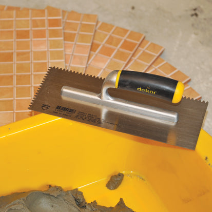 Gletieră zimțată, cu dinți triunghiulari și mâner din aluminiu, 295 mm