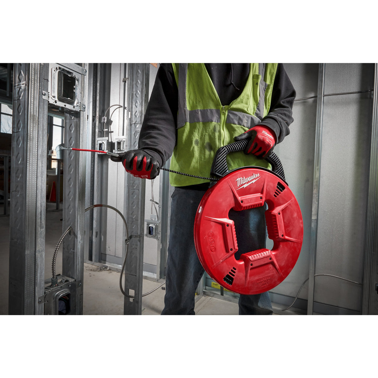 Dispozitiv trăgător cabluri electrice Milwaukee