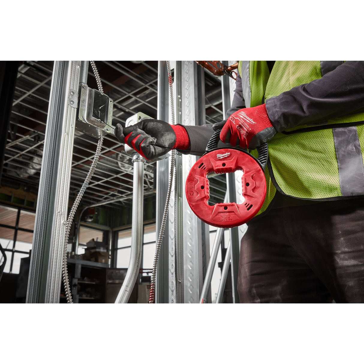 Dispozitiv trăgător cabluri electrice Milwaukee