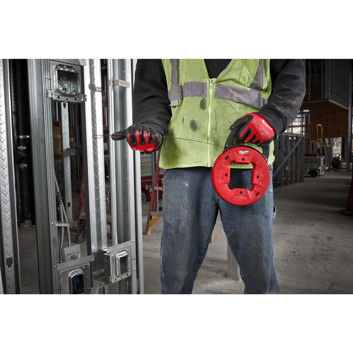 Dispozitiv trăgător cabluri electrice Milwaukee