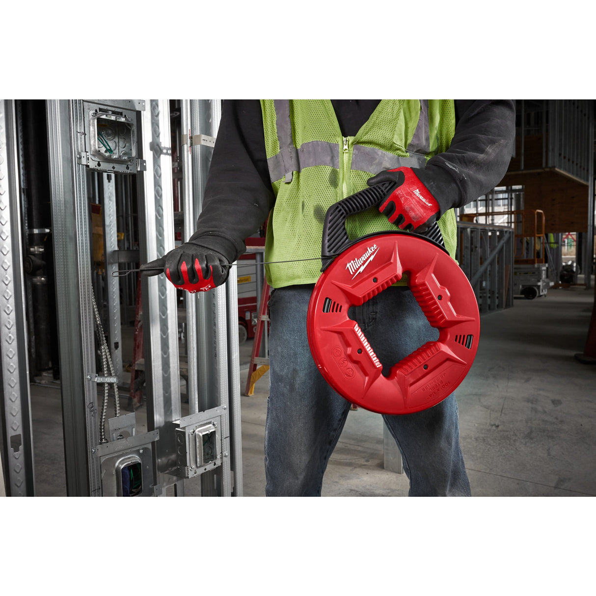 Dispozitiv trăgător cabluri electrice Milwaukee