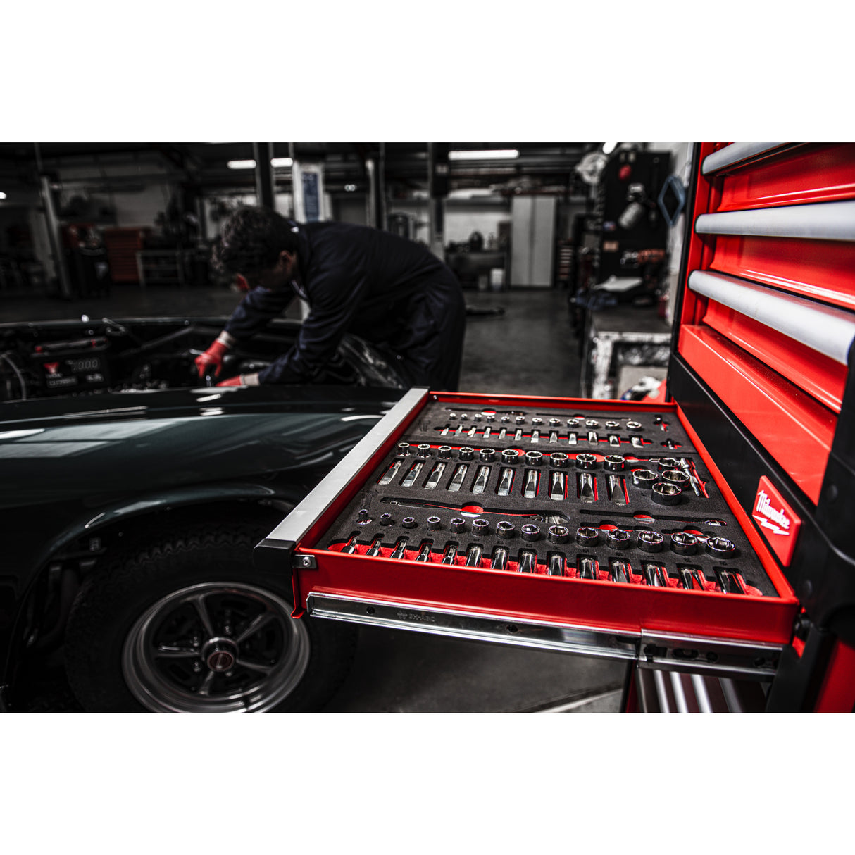 Milwaukee Set antrenor cu clichet și chei tubulare în inserție de spumă, 3/8, 32 bucăți 4932479825