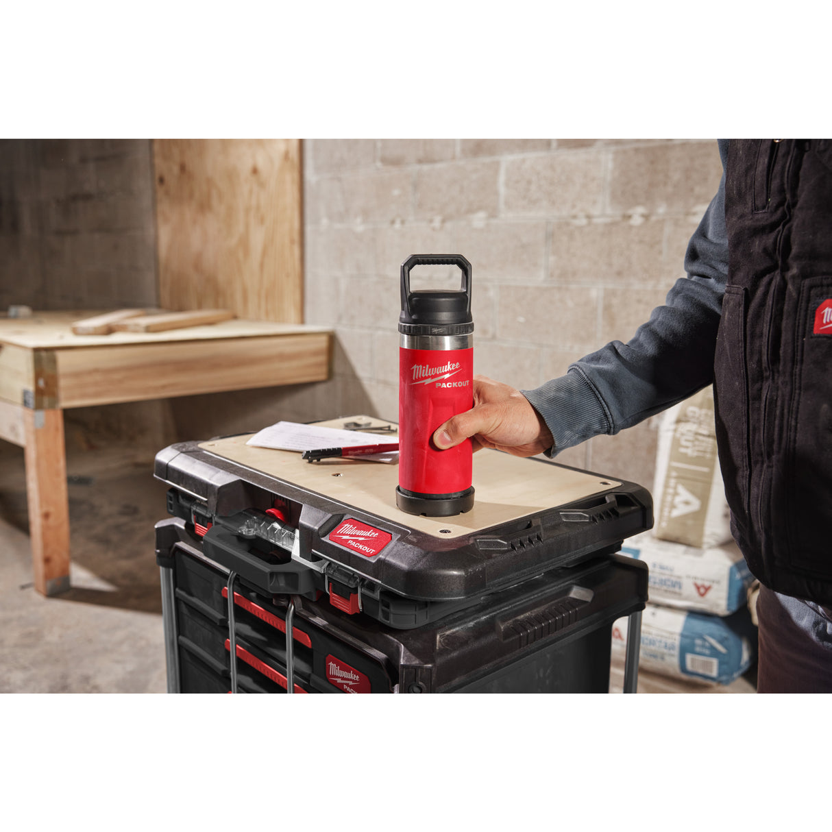 Milwaukee Sticlă roșie PACKOUT™ 710 ml cu capac 4932493465