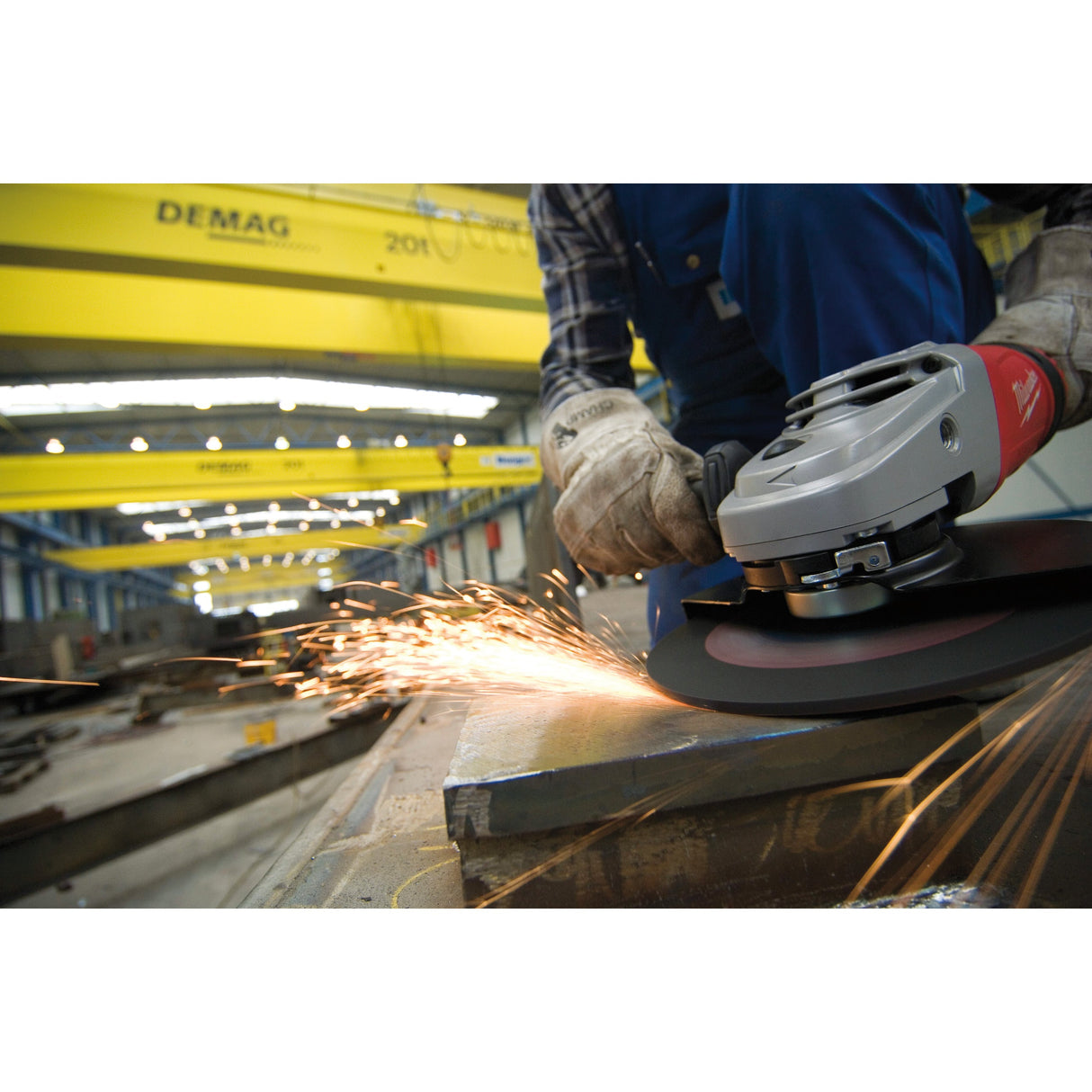 AGVM 24 Polizor unghiular 230 mm 2400 W cu mâner anti-vibrații și ambreiaj de siguranță Milwaukee