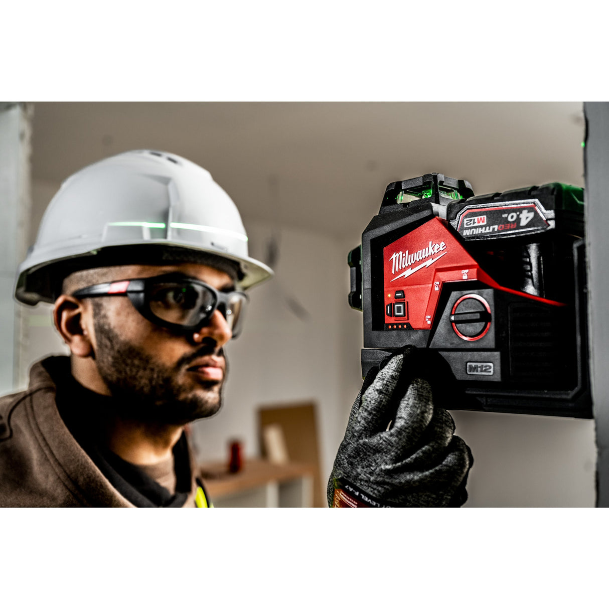 Nivelă laser M12™ cu linie transversală cu 4 puncte Milwaukee
