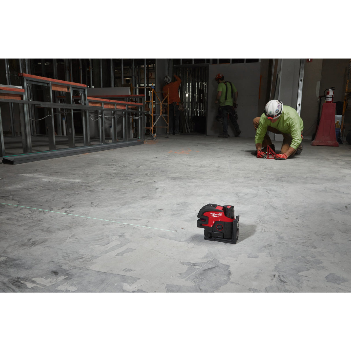 Nivelă laser M12™ cu linie transversală cu 4 puncte Milwaukee