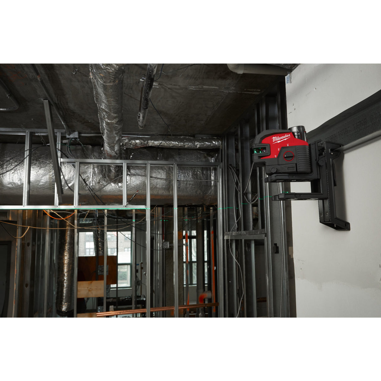 Nivelă laser M12™ cu linie transversală cu 4 puncte Milwaukee