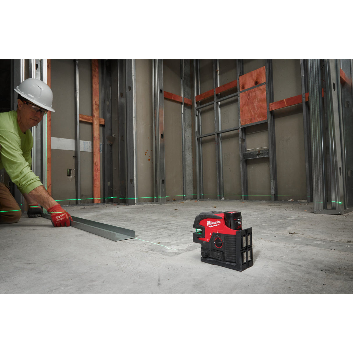 Nivelă laser M12™ cu linie transversală cu 4 puncte Milwaukee