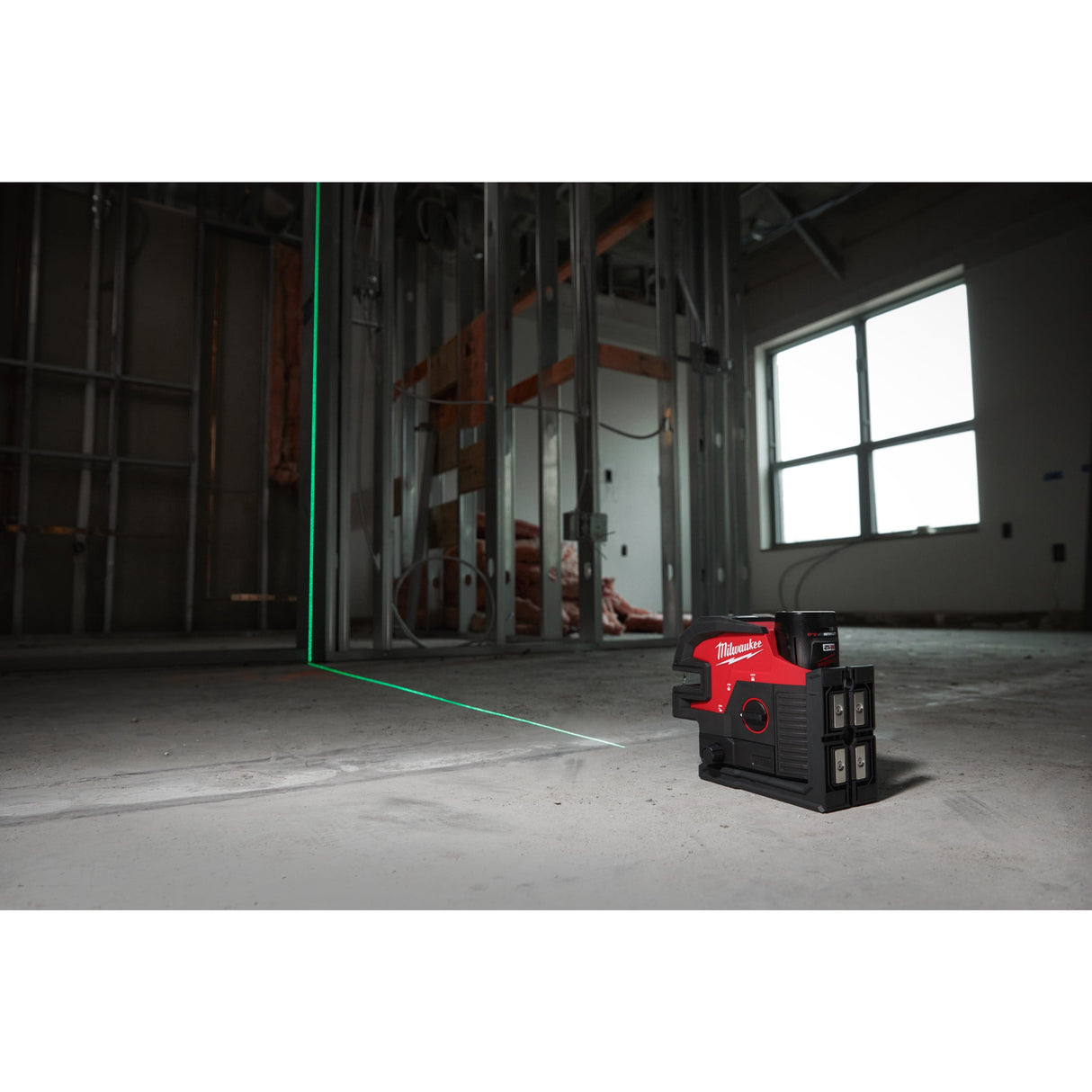 Nivelă laser M12™ cu linie transversală cu 4 puncte Milwaukee