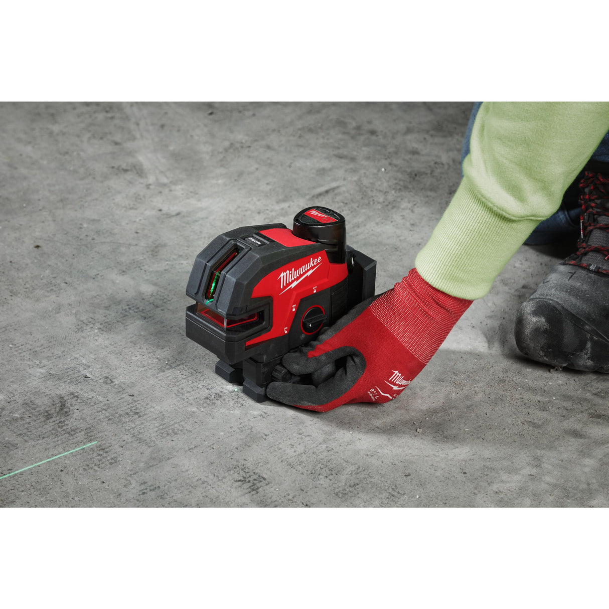 Nivelă laser M12™ cu linie transversală cu 4 puncte Milwaukee